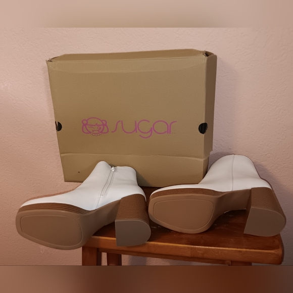 SUGAR SGR-WARRENT. 8M. CHECK OUT PICTURES FOR SCUFF MARK. Worn Once - Picture 6 of 7